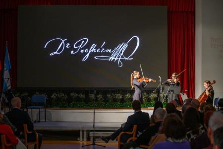 Deklica s piščalko-10